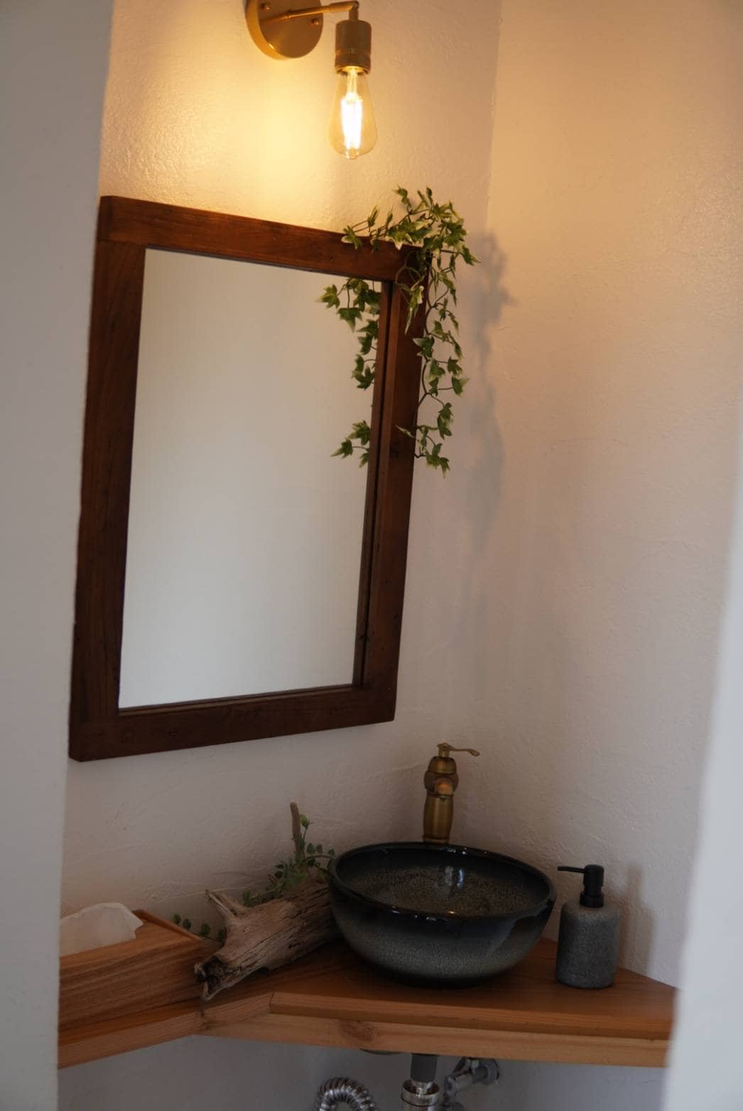 トイレは二箇所ございます。入口トイレの洗面台です。