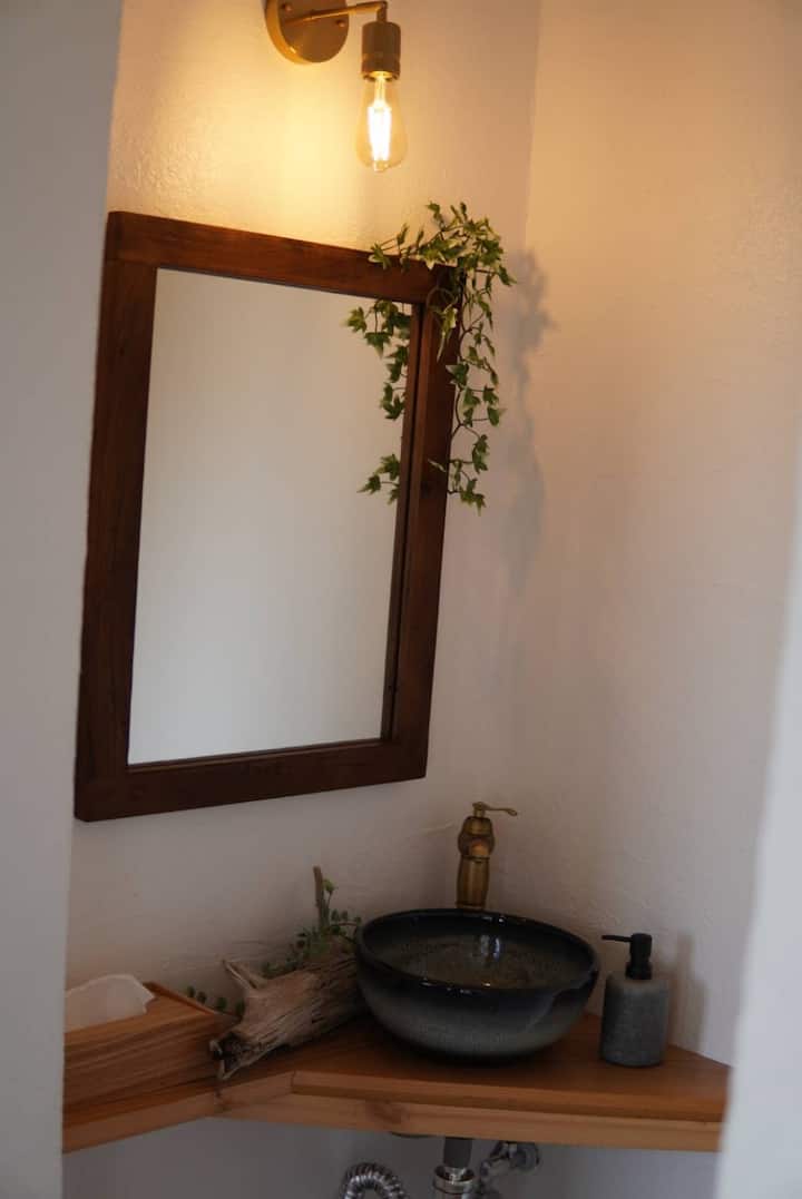 トイレは二箇所ございます。入口トイレの洗面台です。