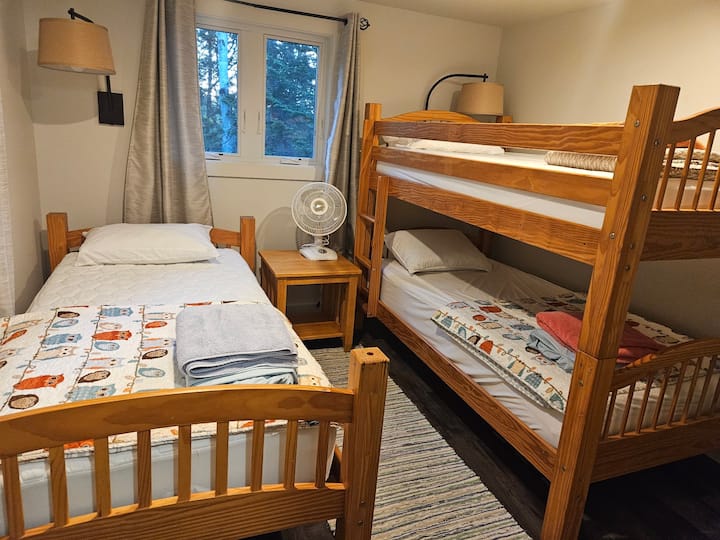 Спалня №2 лесно може да побере 3 души с едно двойно легло и едно двуетажно легло.  Съхранявайте вещите си в големия гардероб.