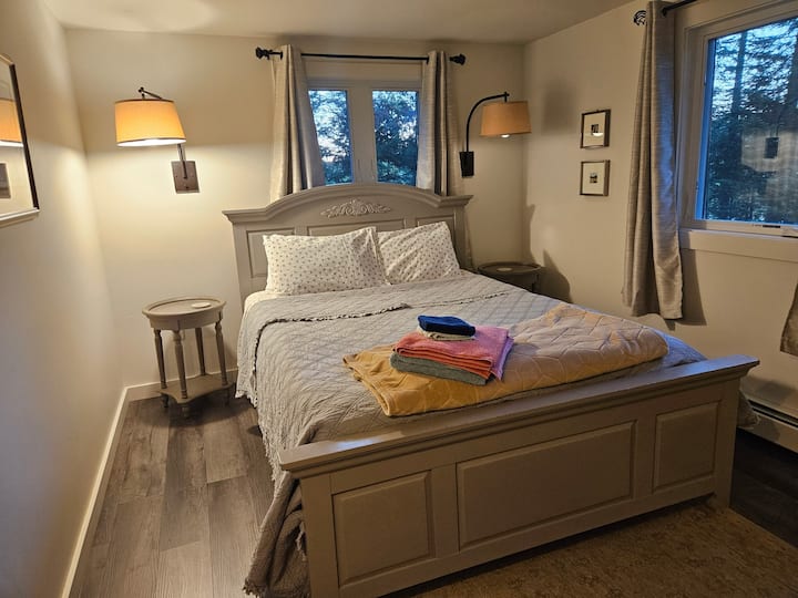 Удобно двойно легло с голям гардероб за вещите ви. Събудете се с изглед към водата!