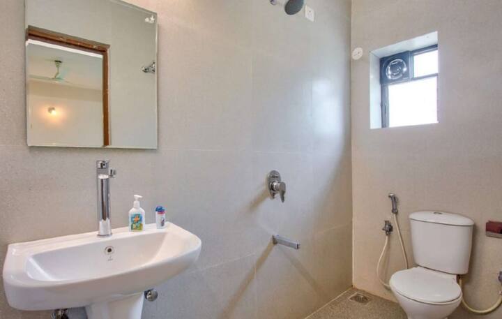 Full bathroom 2 image 1