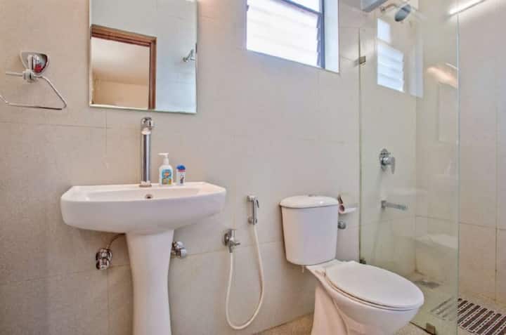 Full bathroom 1 image 1