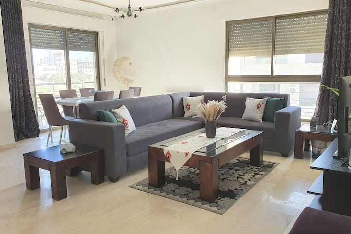 Bright Family 3br W/ Balcony & Hill View - Ammán