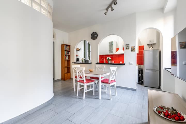 La sala de estar o la sala de estar es pequeña, pero el espacio es habitable y espacioso. El televisor es de última generación y el brazo móvil te permite orientarlo como te gusta.
