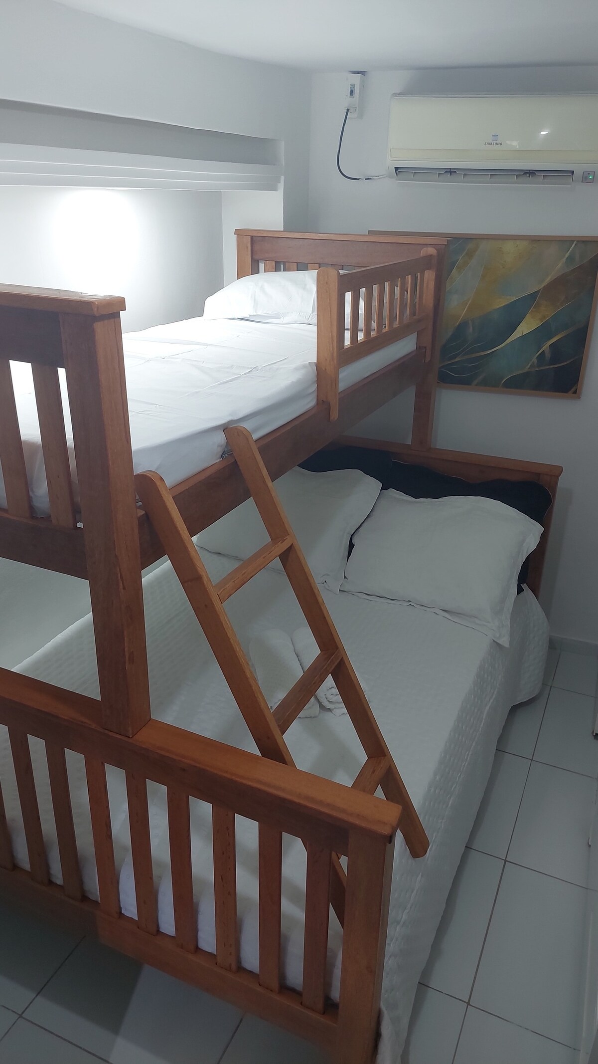 מיטה זוגית עם מיטת יחיד במיטה בטוחה מאוד מעץ ישר, ניתן להסיר את המדרגות אם תרצו.
