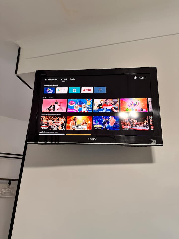 TV sa svim Iptv kanalima Netflix YouTube  Amazon Prime na zahtjev ,,,itd. 