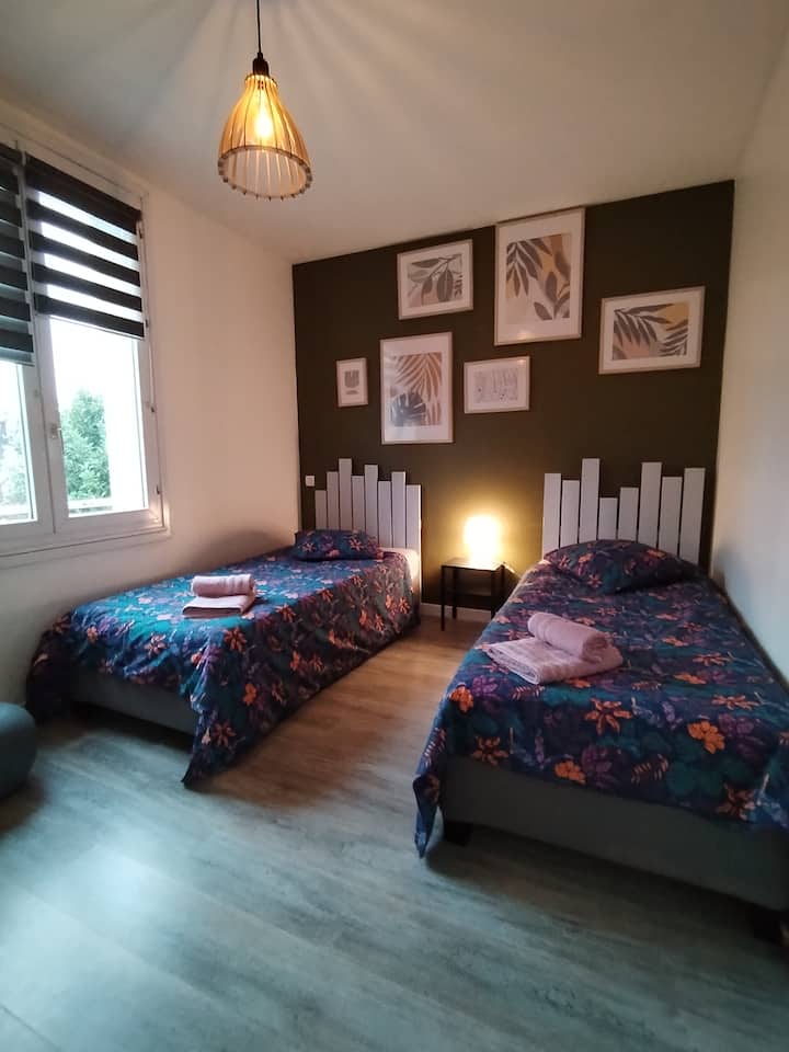 Individuálny komfort. Dve jednolôžka 90 x 200 s príjemnými matracmi. Funkčné usporiadanie, ktoré zabezpečí pokoj a odpočinok pre každého hosťa.