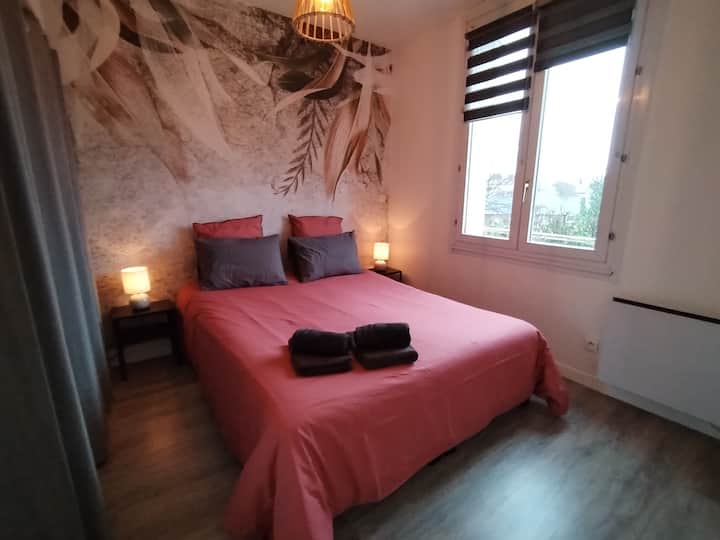 Skutočný kokon na vaše noci. Oddýchnite si vo veľkej posteli Queen (160 x 200) s prémiovou posteľnou bielizňou. Priestor navrhnutý tak, aby vám ponúkol pokojný spánok a absolútne pohodlie po dňoch strávených objavovaním.