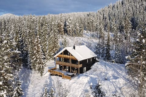 Exclusive holiday home with jacuzzi and pool table