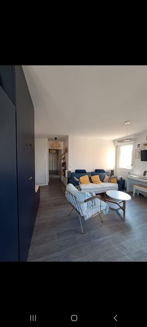Top performing Airbnb: Beautiful apartment with a terrace near Paris in Saint Denis