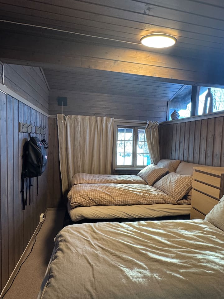 Acogedora habitación de 4 camas con 160 camas de Bohus 

Perfecto para los que se conocen bien. Si sois dos familias, una familia puede quedarse aquí o los niños en el viaje se pueden guardar aquí.