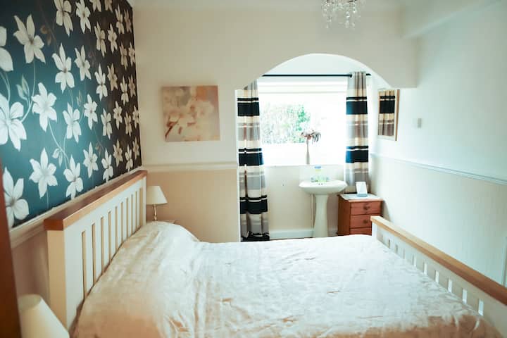 כיור רחצה פרטי קטן בחדר 