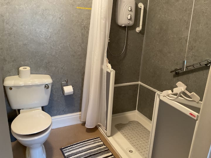 להיכנס למקלחת שמתאימה לכיסאות גלגלים 