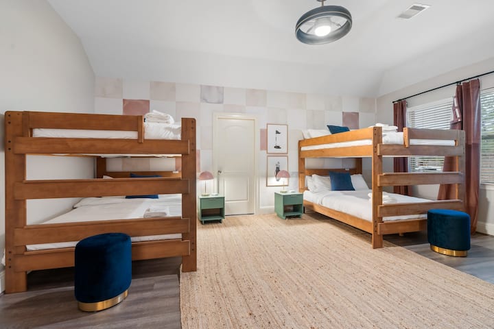 Chambre avec deux lits superposés taille queen