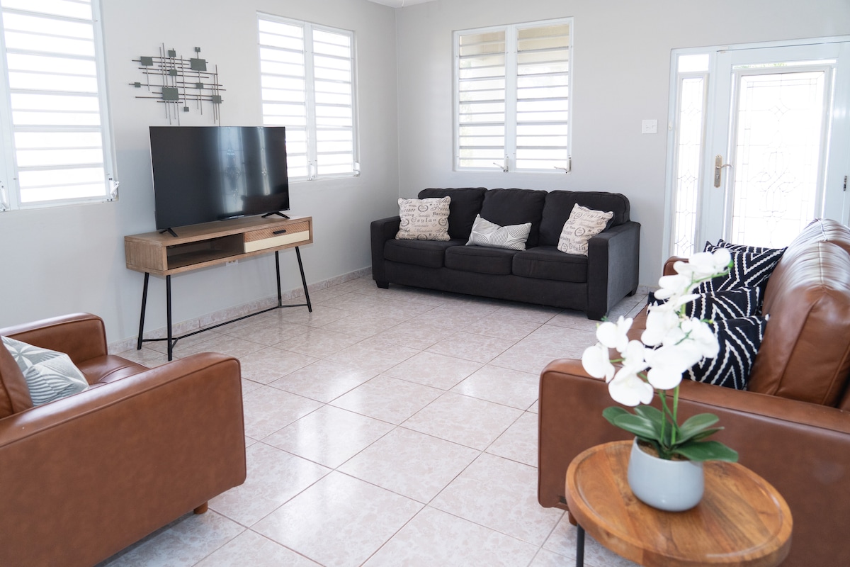 Popular Airbnb listing: Perfect for Families | New King Bed| Mins to Beach in Isabela