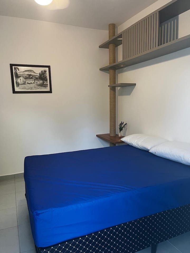 Спална соба во апартман, двоен кревет со балкон