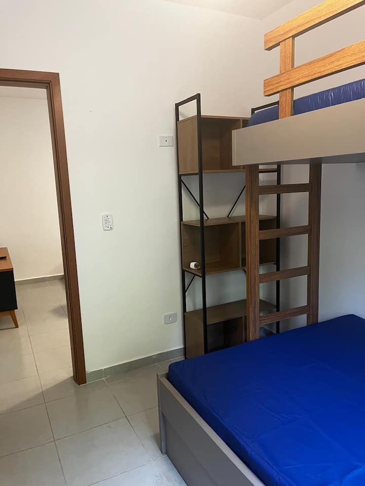 Соба 2 со двоен кревет и два единечни кревета.