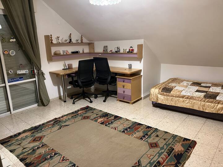 غرفة رابعة في الطابق في طابق كبير مع مخرج إلى الشرفة للحصول على إطلالة واسعة غرفة واسعة مع زاوية طاولة ومكتبة وخزانة ملابس كبيرة 