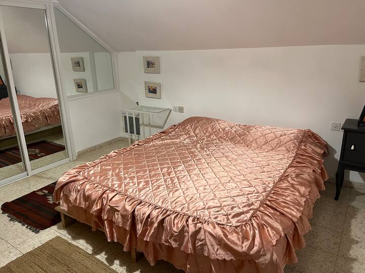 غرفة نوم كبيرة وواسعة مشرقة مع مخرج إلى شرفة تطل على إطلالة جميلة ودش داخلي ومرحاض 