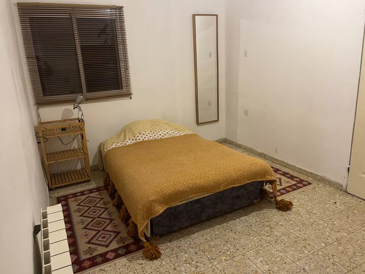 غرفة مشرقة بسرير ونصف وخزانة ملابس وخزانة مكيف هواء وغرفة مريحة وواسعة مع نزول مباشر مع سلالم إلى الحديقة 