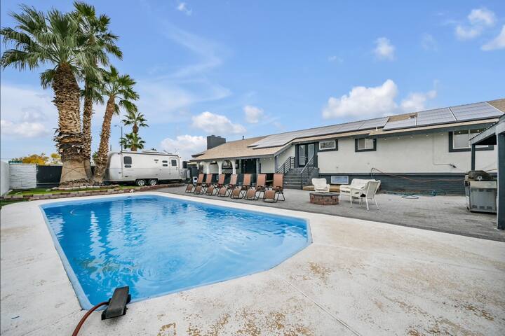 Holiday specials ｜Neon Nights Estate｜10BR4BA &Pool gallery image 2