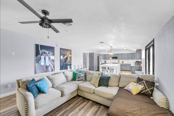 Holiday specials ｜Neon Nights Estate｜10BR4BA &Pool gallery image 5