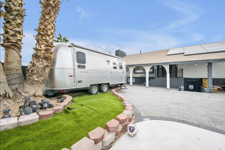 Holiday specials ｜Neon Nights Estate｜10BR4BA &Pool gallery image 4