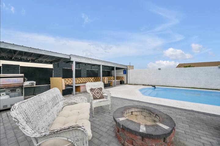 Holiday specials ｜Neon Nights Estate｜10BR4BA &Pool gallery image 3