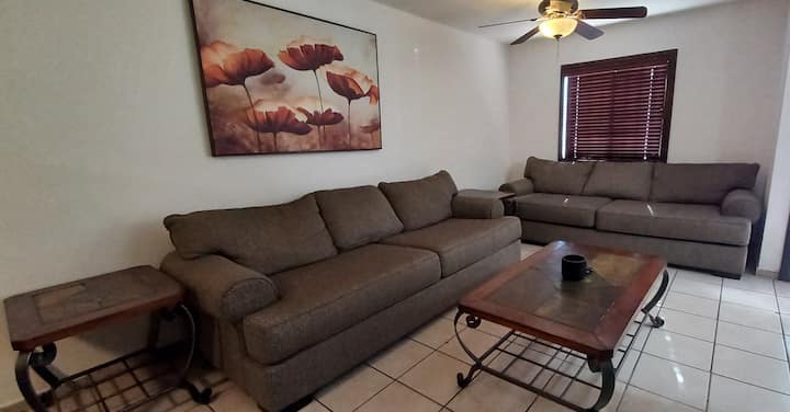 Hermosa Casa Con 3 Recamaras Y Estancia - Hermosillo