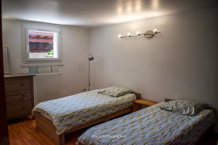 configuración para 2 niños o 2 adultos y camas separadas

En comparación con la fecha en que se tomó esta foto, hay persianas opacas y mosquiteros en las ventanas
