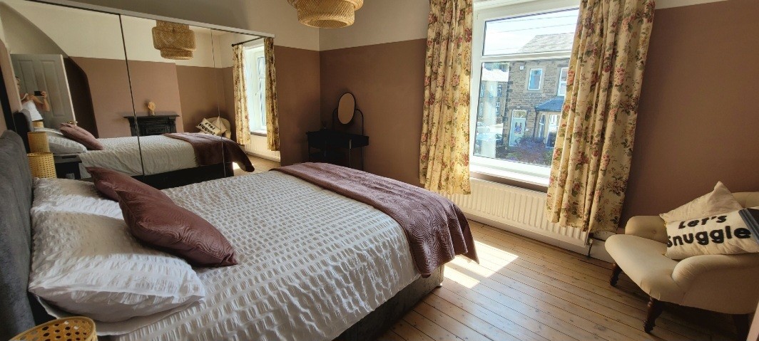 Много просторна, светла и просторна спалня с много естествена светлина, която нахлува от големия прозорец.
Тази стая съдържа голямо двойно легло, троен огледален гардероб, тоалетка с огледало и стол, както и удобен стол, на който да се отпуснете. 