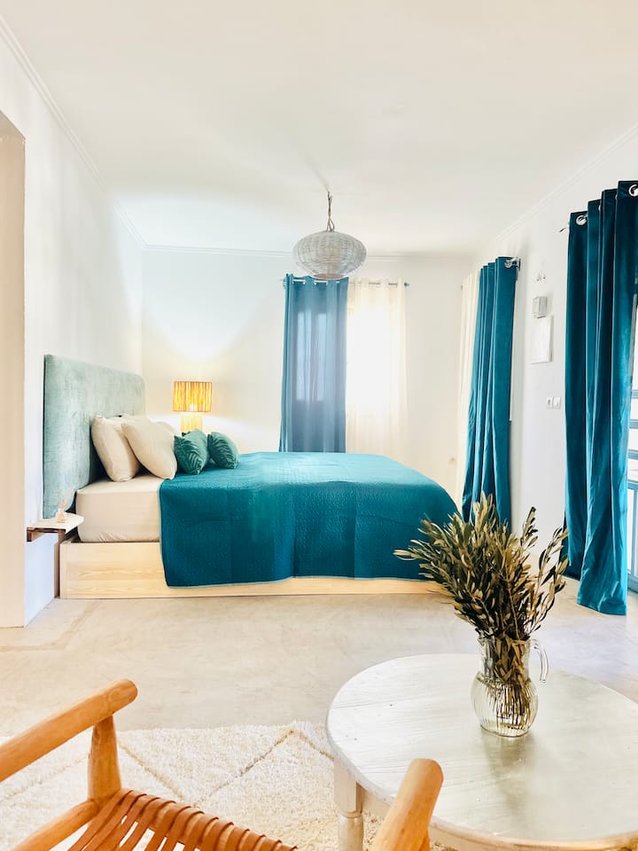 Serene nights: discover our 3 independent suites combining wood, stone and absolute comfort. Each room has a soothing view of the park for a gentle wake-up.