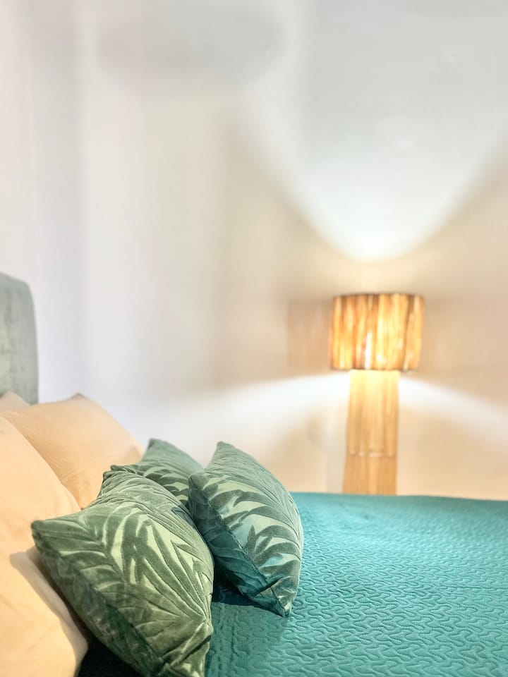 Serene nights: discover our 3 independent suites combining wood, stone and absolute comfort. Each room has a soothing view of the park for a gentle wake-up.