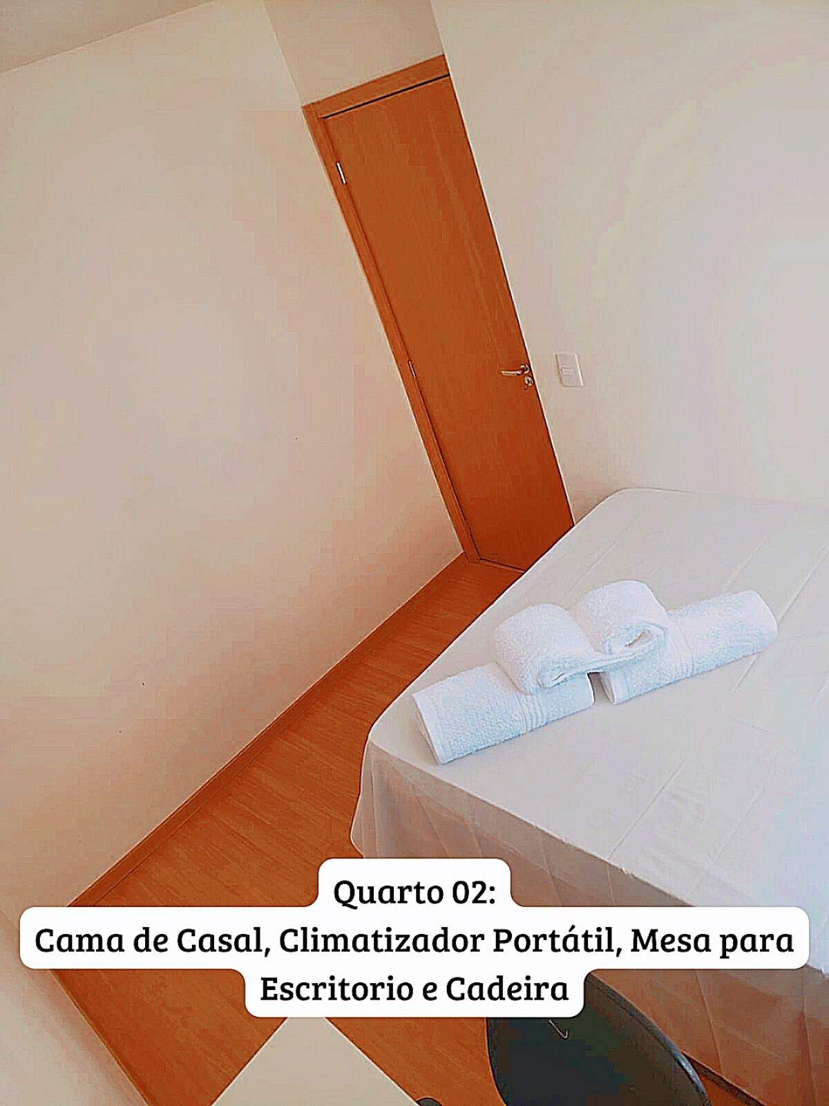 Izba 02 (manželská posteľ, prenosná klimatizácia, kancelársky stôl a stolička)