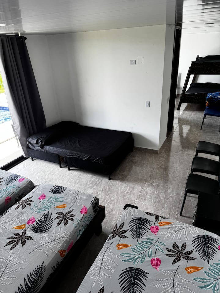 เตียงไม้ที่สะดวกสบายมากสำหรับการพักผ่อนที่น่ารื่นรมย์ 