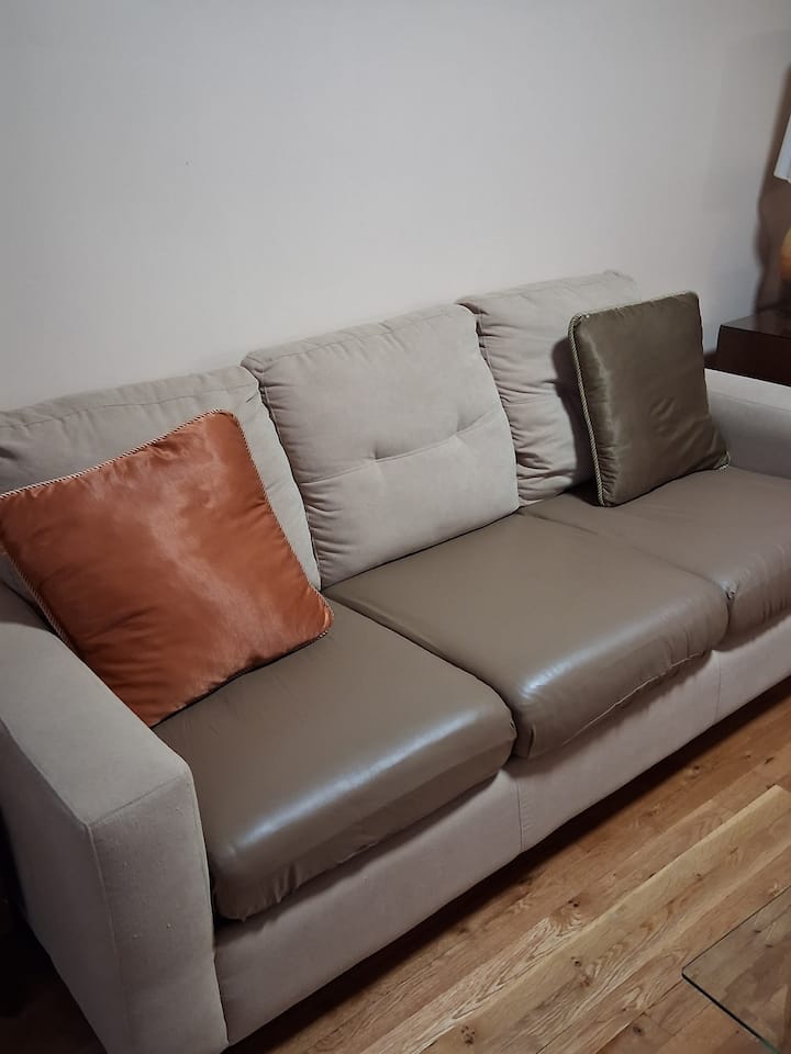 2 Bedroom Warwick St Brooklyn 
 Driveway Access - New York City