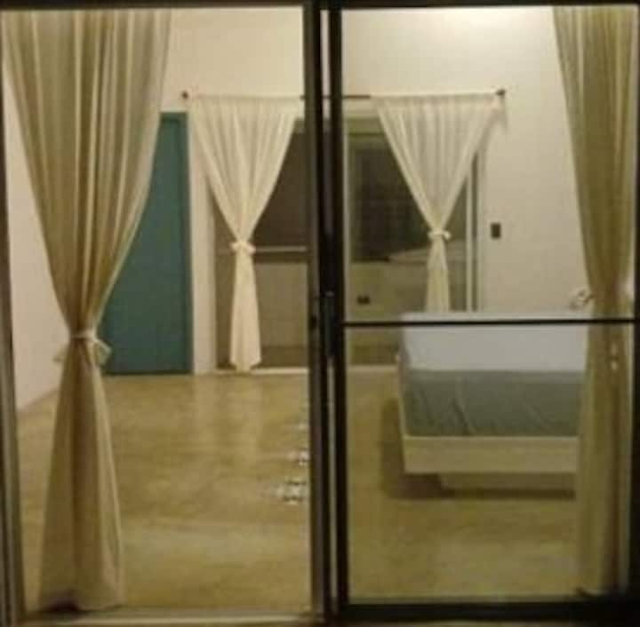 ห้องนอนใหญ่มีระเบียงและห้องน้ำส่วนตัว คุณสามารถเปิดเฉพาะประตูของอันเจโอเพื่อความสดชื่นสูงสุด