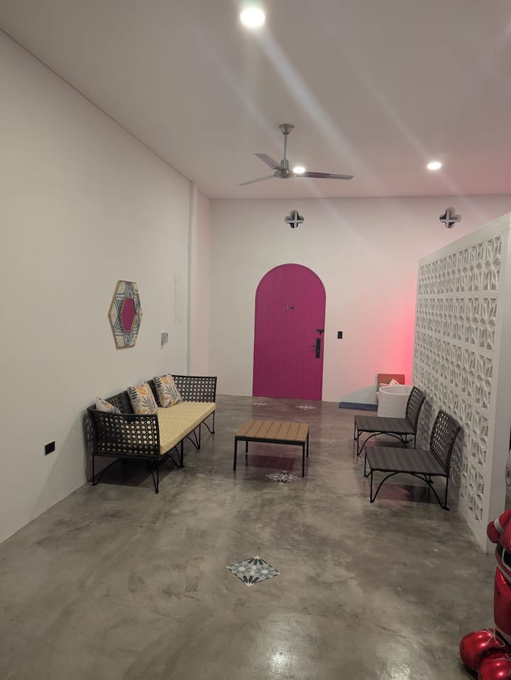 ห้องรับแขกที่ทางเข้าบ้านพร้อมพัดลม