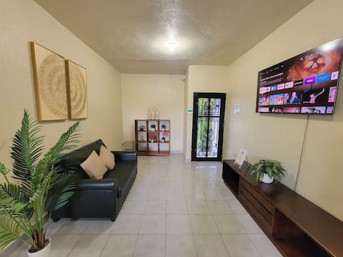 Apartment 10 min walk from the consulate/ 6 blocks