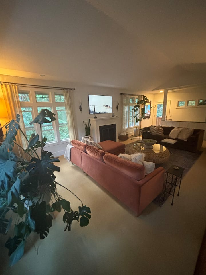 Exclusive + Private South Eugene Oasis - Eugene, OR