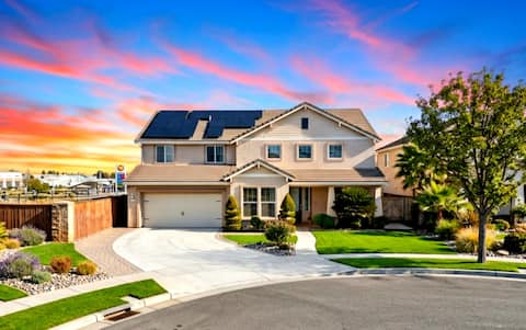 *NEW 4BD Oakdale Retreat, Pool, AC, Sleeps 14