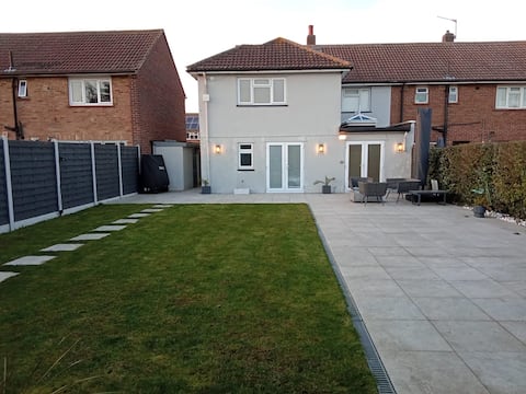 Stunning 7-Bed Home | M25 | Perfect for Long Stays