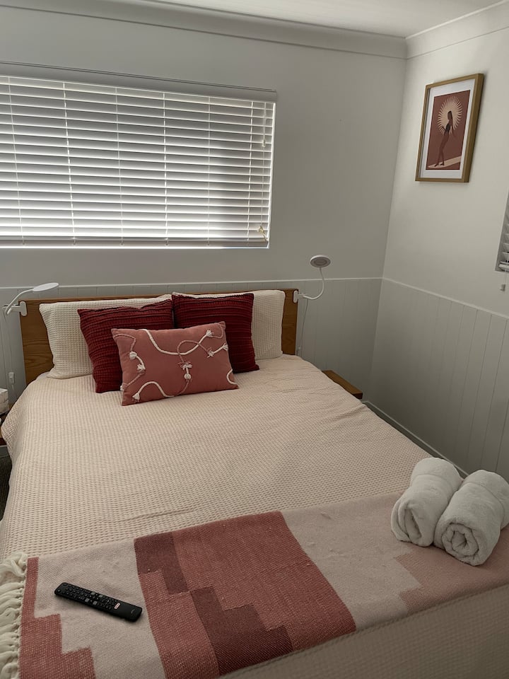 Quarta camera da letto al piano inferiore
Vicino a lavanderia e servizi igienici 
Ha una TV a parete per lo streaming con Netflix gratuito 