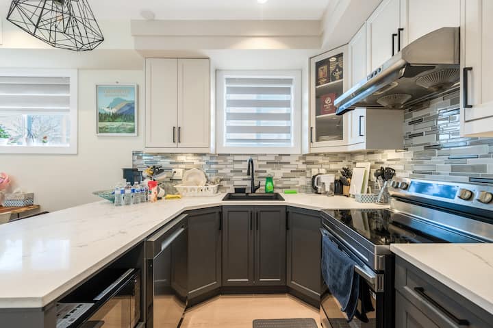 Cozy And Modern 2-bedroom Guesthouse - Vancouver