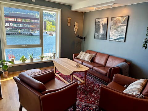 Central apartment by the sea with free parking