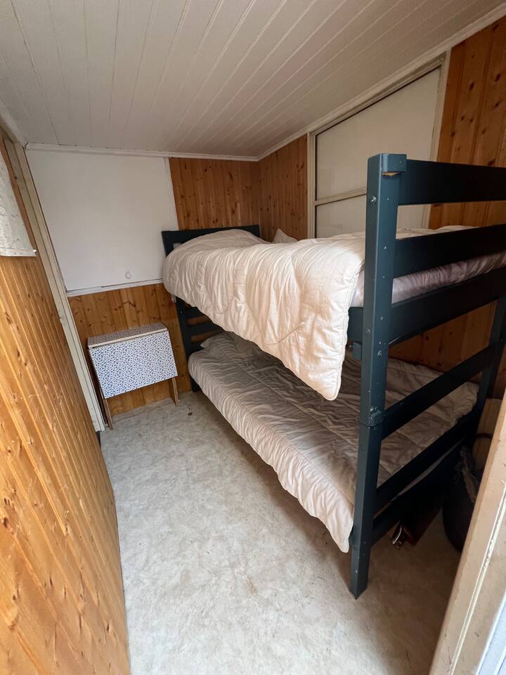 Duvet na mto vimetolewa  
Taulo na taulo zitakazotolewa . 