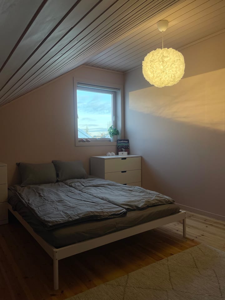 Chumba kipya cha kulala kilichokarabatiwa mwaka 2025. Kitanda cha watu wawili. Unaweza kuweka kitanda cha safari ikiwa unataka.