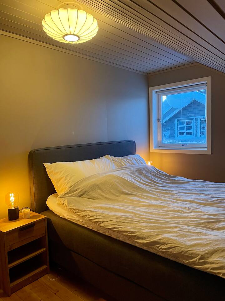 Chumba cha kulala kilichokarabatiwa hivi karibuni mwaka 2025. Kitanda cha watu wawili na kitanda cha mtoto.