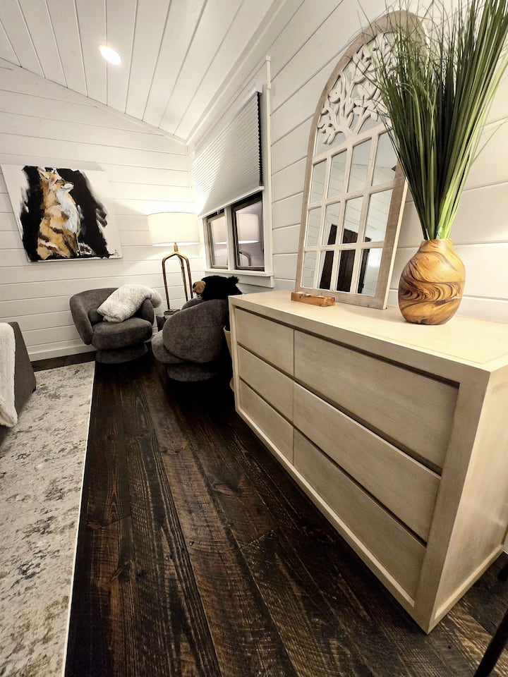 Stylish space with chic furnishings and beautiful artwork for ultimate relaxation!