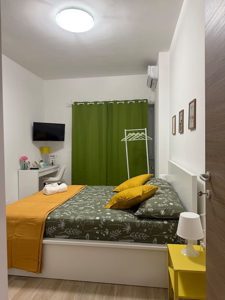 Спалня, оборудвана с всички удобства ( климатик, телевизор с включен Netflix)